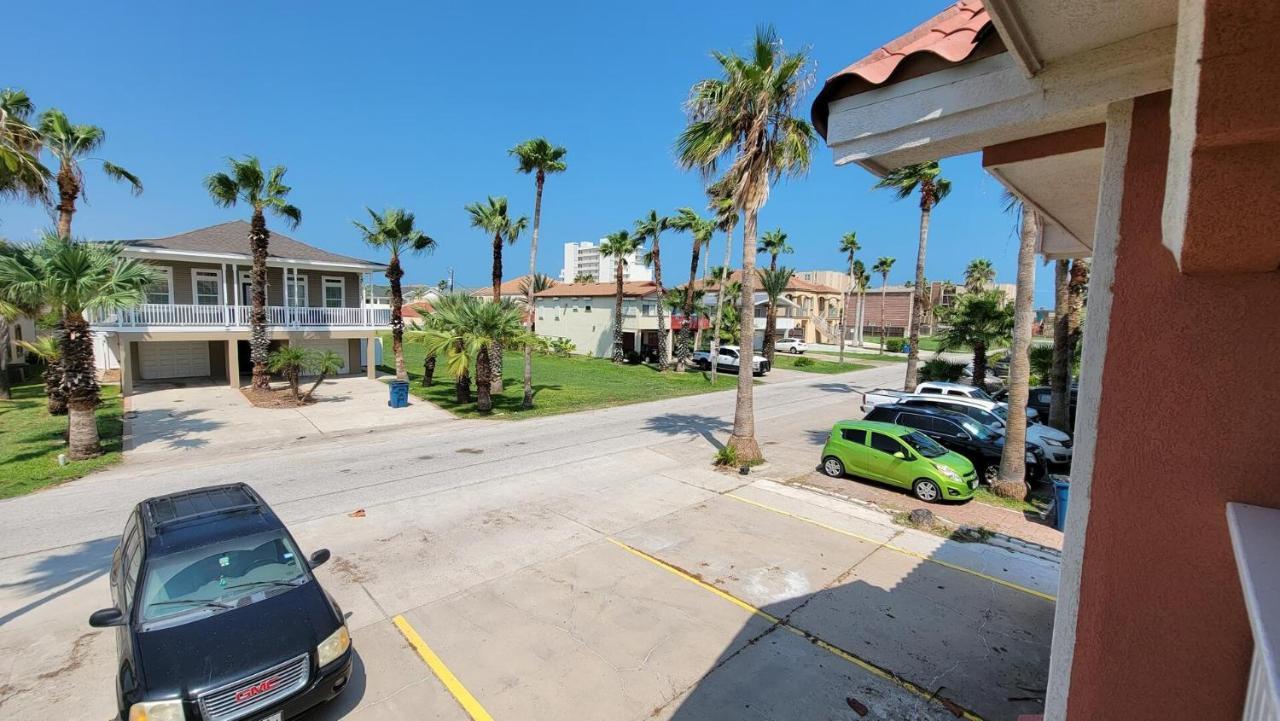 Cozy 2 Bedroom With Big Pool - Campeche Triplex Unit C Home Саут Падре Алънд Екстериор снимка