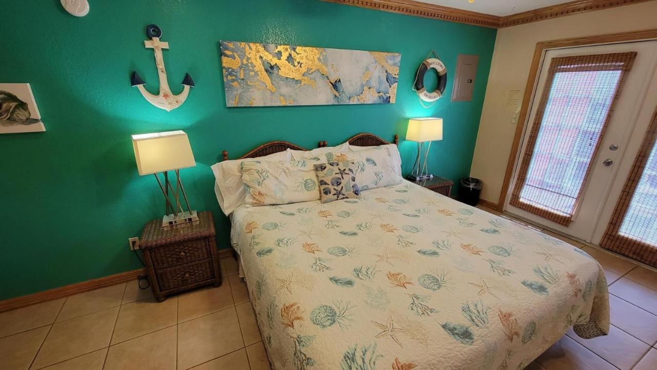Cozy 2 Bedroom With Big Pool - Campeche Triplex Unit C Home Саут Падре Алънд Екстериор снимка