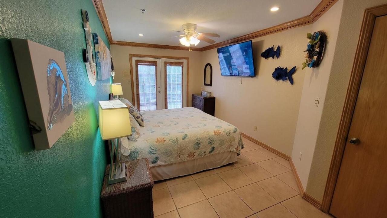 Cozy 2 Bedroom With Big Pool - Campeche Triplex Unit C Home Саут Падре Алънд Екстериор снимка